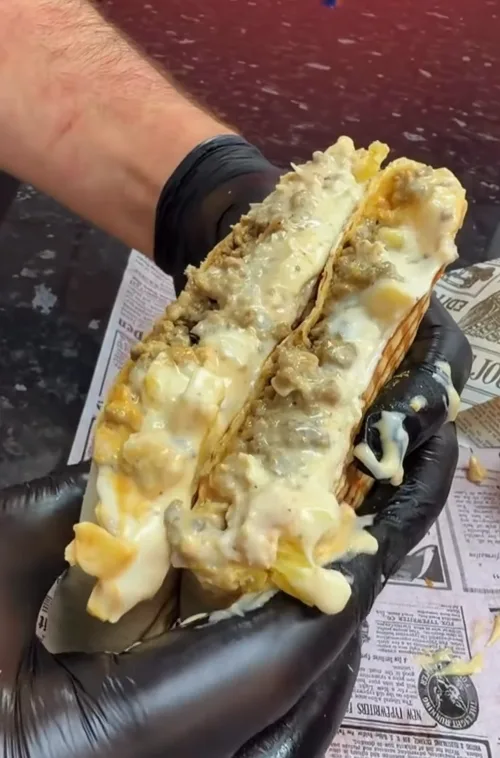 Taco Oh! Tacoos recién hecho con el queso fundido a la vista